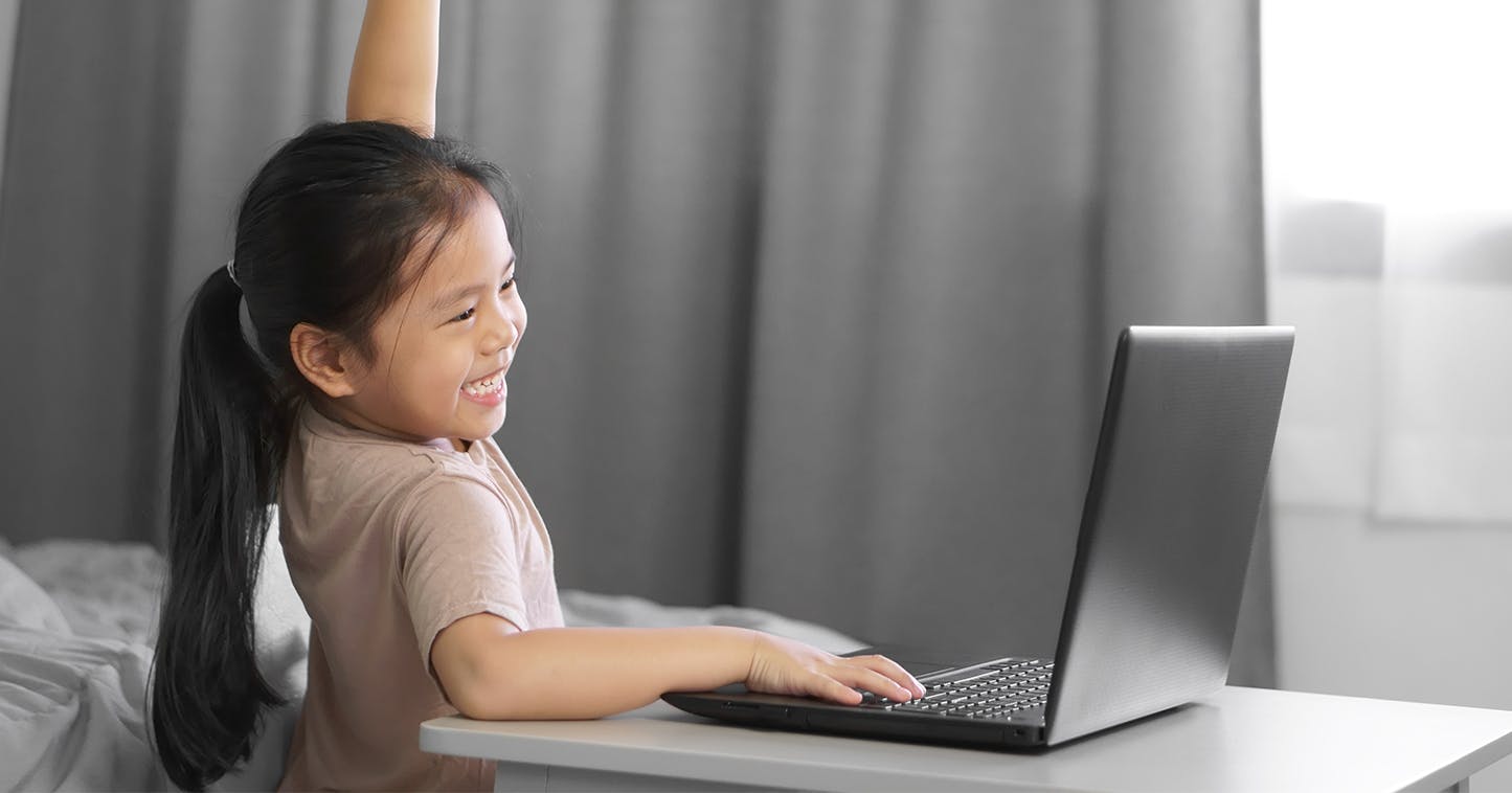 دليل الآباء لاستخدام البث الآمن للأطفال عبر الإنترنت 